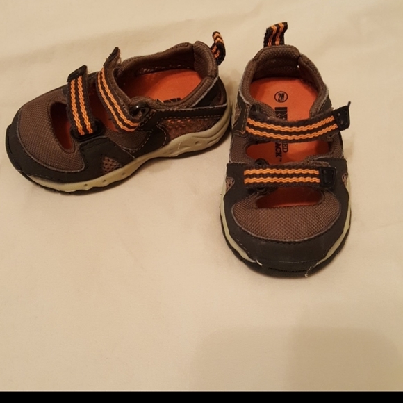 Two pairs baby shoes size 2 and 2W - Picture 3 of 8